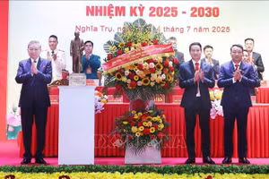 Tổng Bí thư Tô Lâm tặng lẵng hoa chúc mừng Đại hội đại biểu Đảng bộ xã Nghĩa Trụ nhiệm kỳ 2025 - 2030. (Ảnh: Thống Nhất/TTXVN)