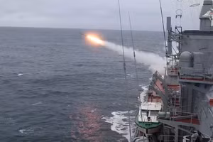 Video tàu tuần dương tên lửa Nguyên soái Ustinov khai hỏa trên Biển Barents