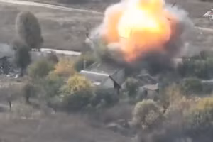 Cảnh bom FAB-3000 và tên lửa LMUR Kh-39 thiêu rụi mục tiêu