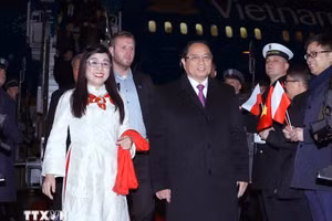 Thủ tướng Phạm Minh Chính và Phu nhân đến sân bay Frédéric Chopin, thủ đô Warsaw. (Ảnh: Dương Giang-TTXVN).