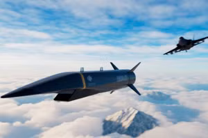 Một tên lửa siêu âm Night Hawk đang bay ở độ cao lớn phía trên những đám mây, với một máy bay chiến đấu ở phía xa. Ảnh: Specter Aerospace.