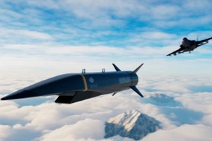 Một tên lửa siêu âm Night Hawk đang bay ở độ cao lớn phía trên những đám mây, với một máy bay chiến đấu ở phía xa. Ảnh: Specter Aerospace.