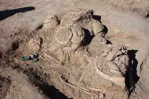 Những ngôi mộ nằm nghiêng hướng về phía đông nam, có đồ gốm và vật dụng cá nhân. Nguồn: Ali A. Vahdati. 