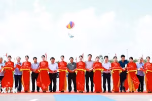 Thủ tướng Phạm Minh Chính và các đại biểu cắt băng thông xe dự án đường bộ nối cao tốc Hà Nội-Hải Phòng với cao tốc Cầu Giẽ-Ninh Bình. (Ảnh: Dương Giang/TTXVN). 