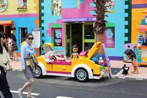 Khách vượt nóng khám phá Legoland hoành tráng mới khai trương tại Thượng Hải