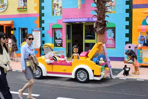 Khách vượt nóng khám phá Legoland hoành tráng mới khai trương tại Thượng Hải