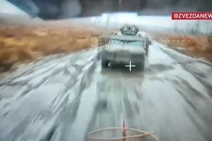 UAV giáng đòn chính xác, chặn tiếp tế, xóa sổ xe bọc thép HMMWV và MaxxPro