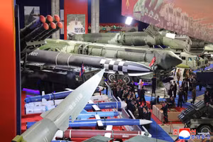 Triều Tiên khoe dàn tên lửa siêu vượt âm tại triển lãm quốc phòng