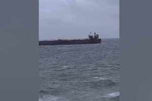 Tàu chở dầu trúng đòn tấn công mắc kẹt ngoài khơi Bulgaria