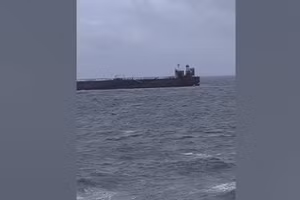 Tàu chở dầu trúng đòn tấn công mắc kẹt ngoài khơi Bulgaria