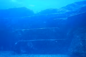 Một số khối đá sa thạch tại Đài tưởng niệm Yonaguni.