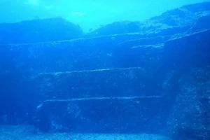 Một số khối đá sa thạch tại Đài tưởng niệm Yonaguni.