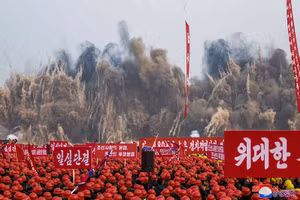 Chùm ảnh ông Kim Jong Un phát lệnh nổ mìn khởi công dự án 10.000 căn hộ