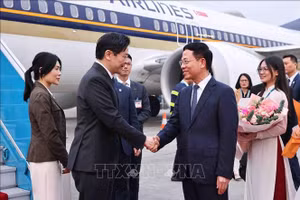 Bộ trưởng Bộ Khoa học và Công nghệ Nguyễn Mạnh Hùng đón Thủ tướng Singapore Lawrence Wong và Phu nhân tại sân bay Quốc tế Nội Bài (Hà Nội). (Ảnh: Minh Đức/TTXVN)