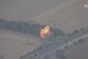 Cảnh Geran-2 trút hỏa lực vào kho UAV ở Kirovo