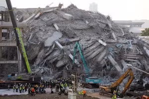 Lực lượng cứu hộ làm việc tại hiện trường tòa nhà bị sập sau trận động đất mạnh ở Bangkok, Thái Lan, ngày 29/3.