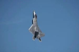 F-22 là máy bay chiến đấu chiếm ưu thế trên không tiên tiến, có khả năng đạt tốc độ tối đa 2.414 km/h.