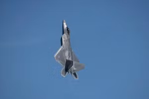 F-22 là máy bay chiến đấu chiếm ưu thế trên không tiên tiến, có khả năng đạt tốc độ tối đa 2.414 km/h.