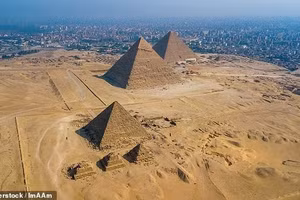 Ba kim tự tháp ở Giza được bao phủ trong màn bí ẩn do phương pháp xây dựng chưa rõ ràng, sự liên kết chính xác với các hiện tượng thiên văn và mục đích tồn tại vẫn còn gây tranh cãi. 