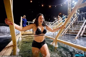 Giữa giá rét, tín đồ Chính thống lao mình xuống nước lạnh trong lễ Hiển linh