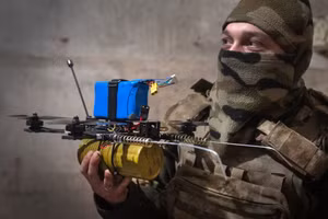 Một người lính Ukraine thuộc Lữ đoàn Jaeger số 71 đang chuẩn bị drone FPV, khu vực Donetsk. (Efrem Lukatsky/AP)
