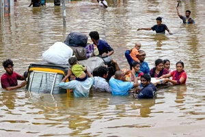 Hình ảnh lũ lụt, lở đất cướp nhiều mạng người ở Ấn Độ, Pakistan và Philippines