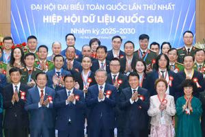 Tổng Bí thư Tô Lâm cùng các đồng chí lãnh đạo Đảng, Nhà nước và các đại biểu dự Đại hội đại biểu lần thứ nhất Hiệp hội Dữ liệu quốc gia, nhiệm kỳ I (2025 - 2030) - Ảnh: TTXVN.