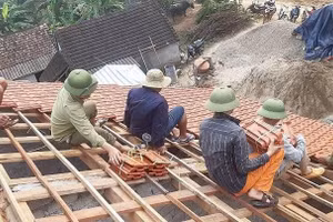 Người dân hỗ trợ làm nhà cho người nghèo. Ảnh: Mai Hoa.