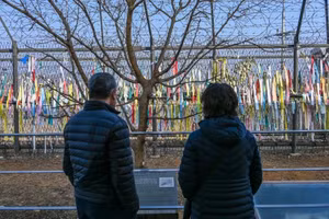 Du khách tại Công viên Imjingak gần Khu phi quân sự (DMZ) đang ngắm nhìn những dải ruy băng thể hiện mong muốn thống nhất 2 miền.