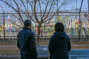 Du khách tại Công viên Imjingak gần Khu phi quân sự (DMZ) đang ngắm nhìn những dải ruy băng thể hiện mong muốn thống nhất 2 miền.