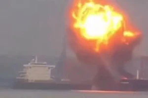 Vụ nổ làm cháy tàu ở Baltimore khói đen bốc cao