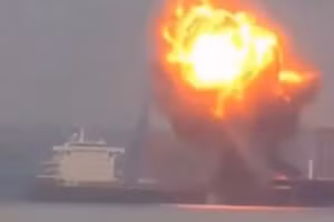 Vụ nổ làm cháy tàu ở Baltimore khói đen bốc cao