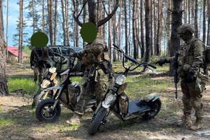 Binh lính Ukraine và xe tay ga của Global Wolf Motors. Ảnh: Global Wolf Motors