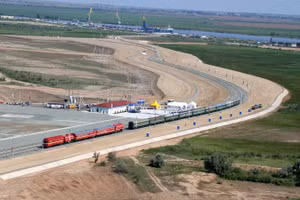 Hoạt động tàu hỏa bắt đầu trên đoạn đường sắt Yandyki–Olva, đi qua tỉnh Astrakhan. Đây là một phần của hành lang vận tải xuyên quốc gia Bắc – Nam, sẽ kết nối Nga với Iran, Ấn Độ và Đông Nam Á. (Ảnh tư liệu)