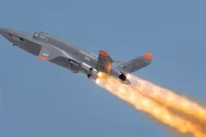 Một chiếc Kratos XQ-58A Valkyrie trong chuyến bay thử nghiệm. Ảnh: Ilka Cole/Không quân Hoa Kỳ