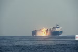 Tàu chở dầu Cordelia Moon bốc cháy sau khi bị trúng tên lửa ở Biển Đỏ ngoài khơi cảng Hodeidah của Yemen, trong video được phát hành vào ngày 1/10/2024. Ảnh: Houthi Military Media/REUTERS