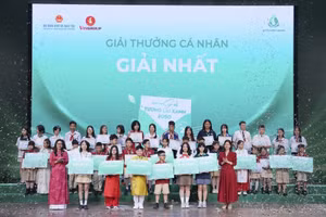 Trao giải Nhất ở các hạng mục tại cuộc thi “Gửi tương lai Xanh 2050” mùa 2. Ảnh: BTC.