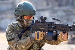 Một binh sĩ vận hành súng máy KMG556CL trong buổi trình diễn thực địa. Ảnh: KALEKALIP