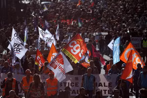 Biển người Pháp xuống đường phản đối cắt giảm chi tiêu