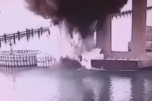 Ukraine tuyên bố vừa tấn công trụ cầu Crimea bằng hơn 1 tấn thuốc nổ