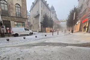 Bão siêu cấp biến thị trấn thành ‘sông băng’ giữa mùa hè thiêu đốt châu Âu