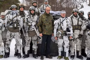 Thủ tướng Đức Friedrich Merz thăm một khu huấn luyện quân sự. 