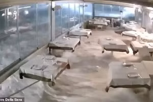 Cảnh sóng dữ dội nuốt trọn con phố trong khiến dân tháo chạy