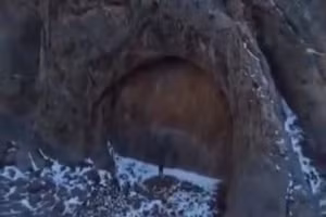 Phát hiện 'cánh cửa khổng lồ' bí ẩn trong núi Kazakhstan gây chấn động