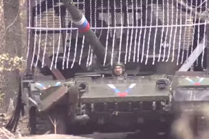 Video T-80 tấn công pháo đài Nam Donetsk bằng hỏa lực trực tiếp