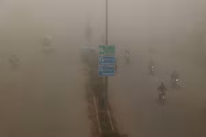 Pakistan cấm hoạt động ngoài trời vì khói bụi ngạt thở