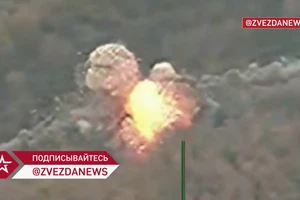 Cảnh Iskander trút hỏa lực xuống khu tập trung quân