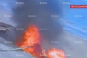 Khoảnh khắc máy bay Ka-226 rơi sát tòa nhà ở Dagestan