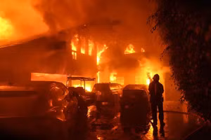 Chùm ảnh cháy rừng như tận thế ở California, 6.000 người sơ tán