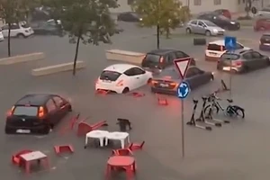 Cảnh thành phố du lịch ngập trong biển nước, ô tô trôi lềnh bềnh giữa phố